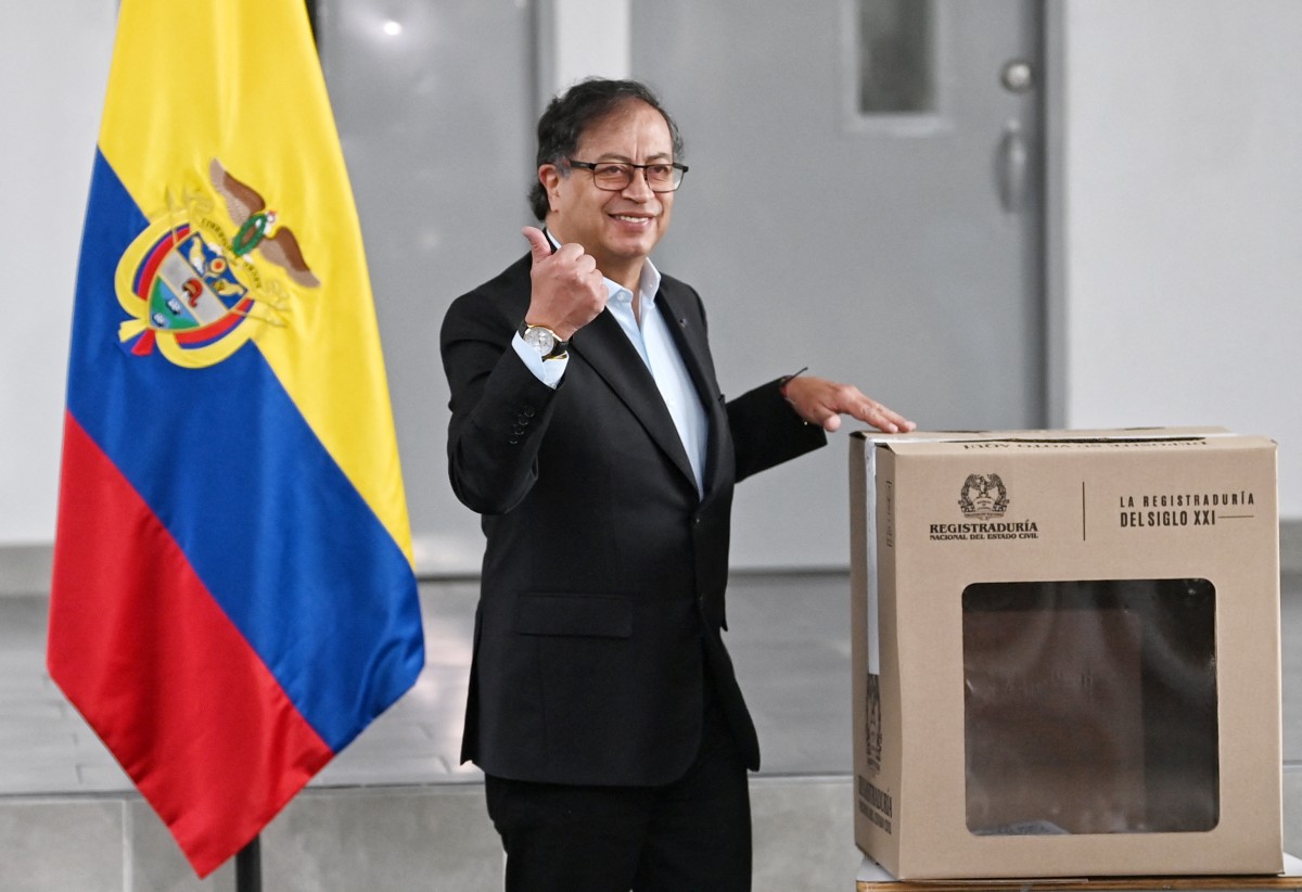 Gustavo Petro votando en las elecciones regionales de Colombia. Foto: JUAN BARRETO / AFP