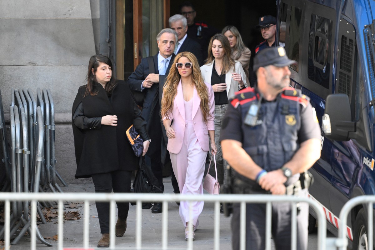 Shakira consiguió evitar el lunes un mediático juicio por fraude fiscal en España tras llegar a un acuerdo de última hora con la fiscalía para reconocer los hechos y comprometerse al pago de una multa de más de siete millones de euros.