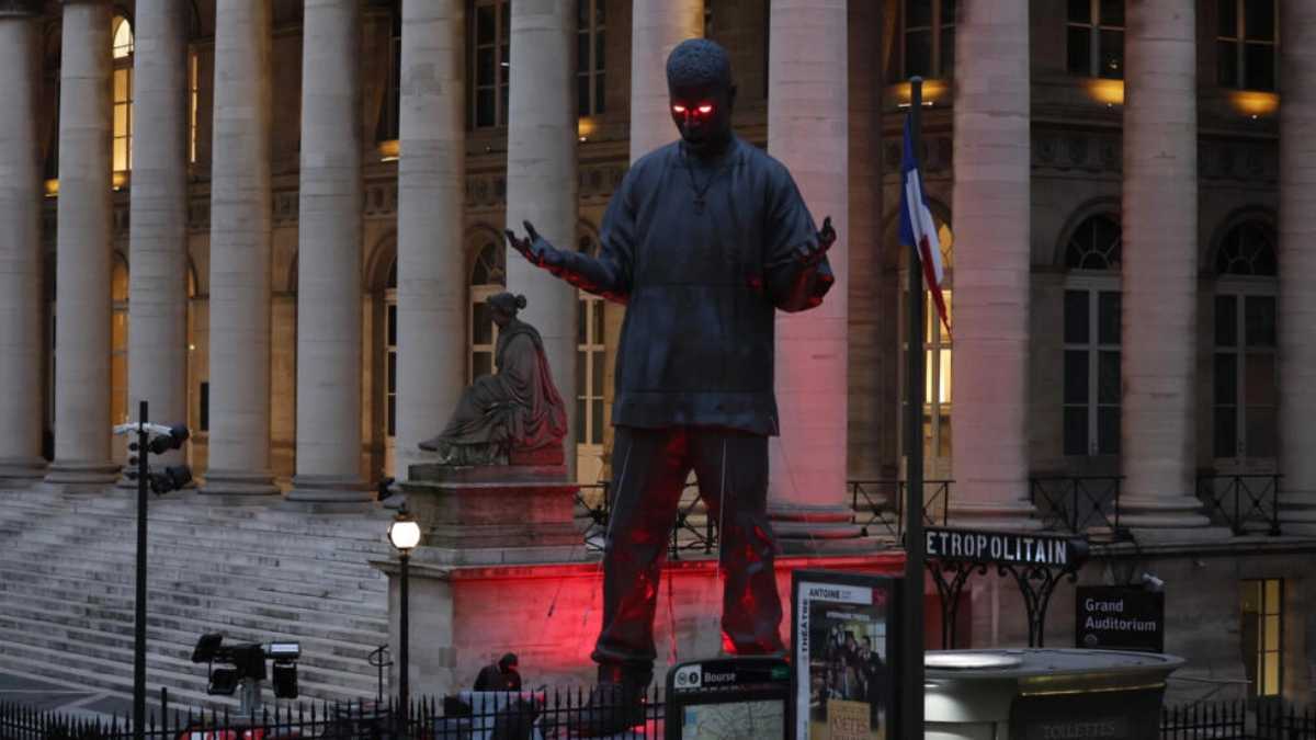 Una estatua gigante efímera del rapero estadounidense Kid Cudi fue instalada en la Place de la Bourse, en el corazón de París, Foto: AFP