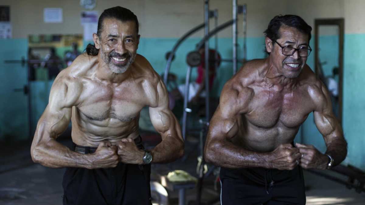 Hace casi medio siglo los hermanos Walter y Arturo Pérez comenzaron a levantar piedras para desarrollar sus músculos. Foto: AFP
