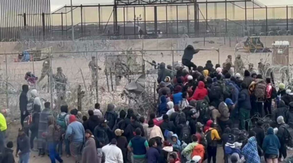 En su intento por cruzar a Estados Unidos, un grupo de migrantes arrancaron el alambre de púas del muro fronterizo en la frontera.