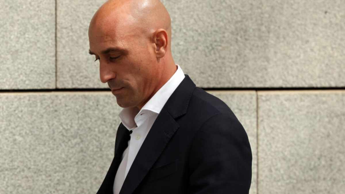El expresidente de la Real Federación Española de Fútbol (RFEF) Luis Rubiales tendrá que ir a juicio por el beso forzado a Jenni Hermoso. Foto: AFP