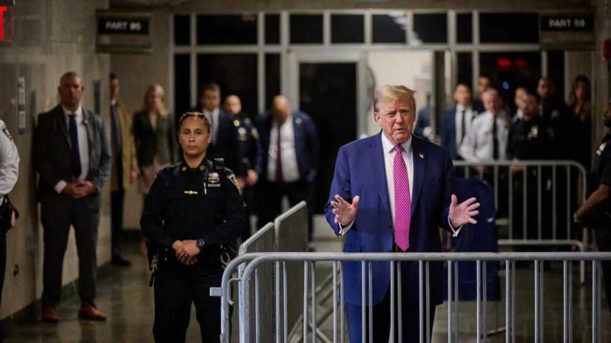 Molesto por sus problemas judiciales, el expresidente estadounidense Donald Trump celebra un mitin en Carolina del Norte. Foto: AFP
