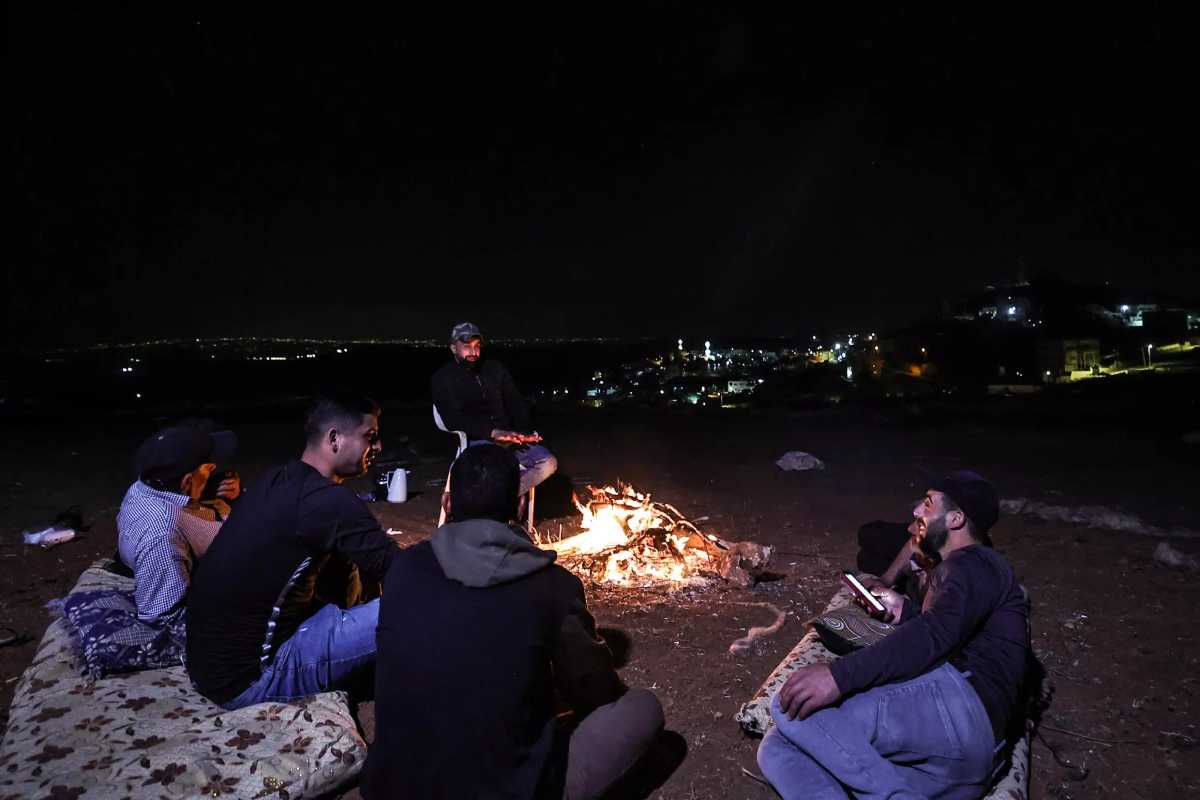Sentado con unos amigos alrededor de una hoguera en las colinas de Cisjordania ocupada, Ibrahim Abu Alyah no aparta los ojos de su rebaño. Foto: AFP