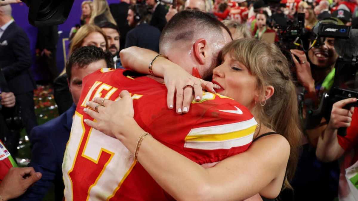 La figura del football americano Travis Kelce, novio de la estelar cantante Taylor Swift, anunció una ampliación de su contrato con los Kansas City Chiefs. Foto: AFP