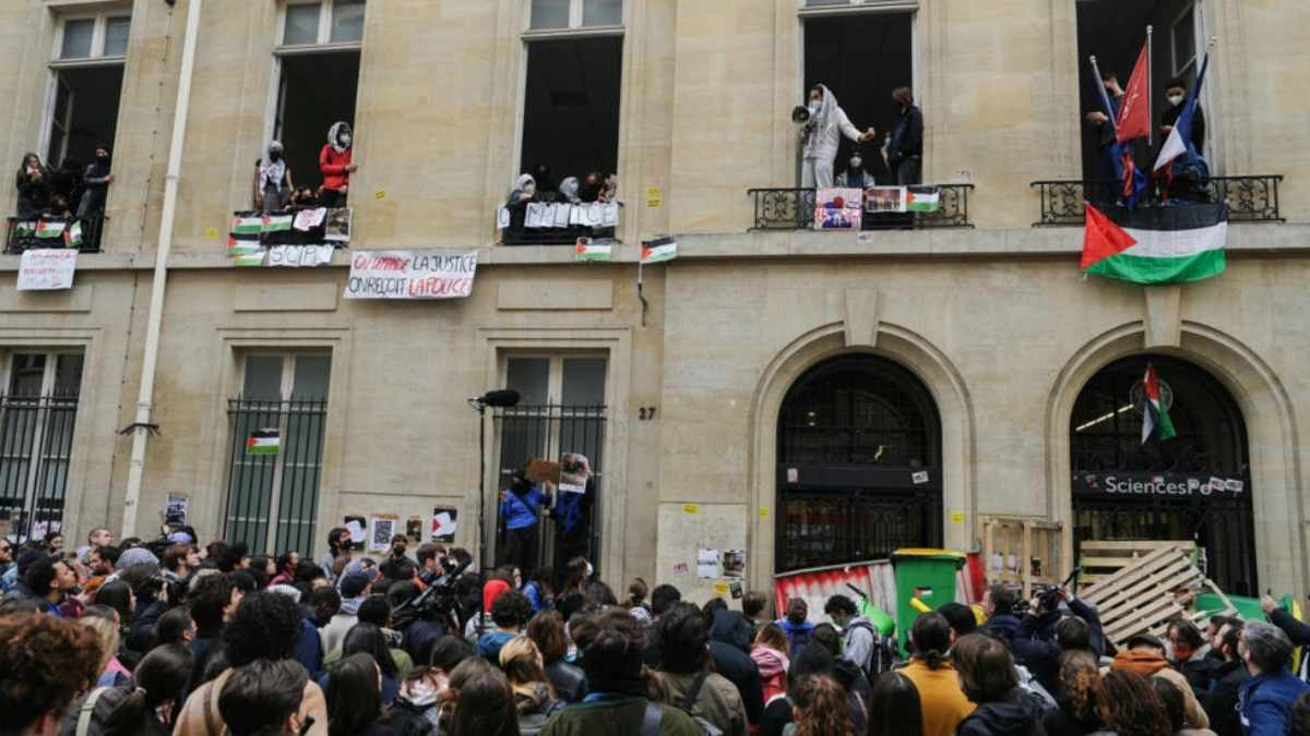 Estudiantes ocuparon el centro educativo francés Sciences Po París para pedir una “condena clara de las acciones de Israel” en Gaza. Foto: AFP