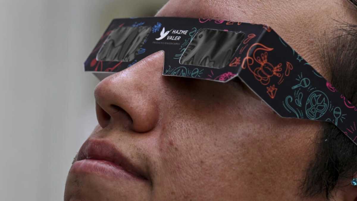 Los habitantes de Ciudad de México podrán ver de forma segura el eclipse total de sol gracias a visores fabricados por presos de dos penales. Foto: AFP