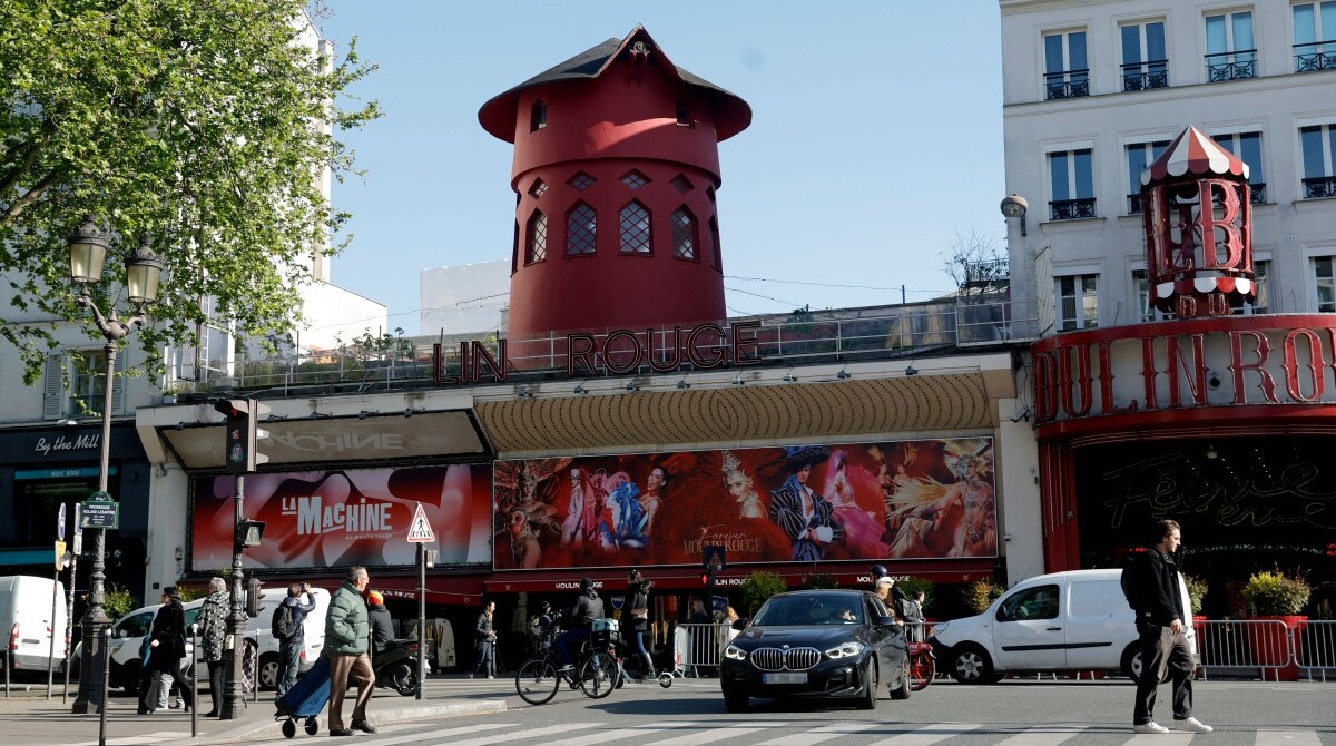 Se desploman las aspas del emblemático cabaret parisino Moulin Rouge
