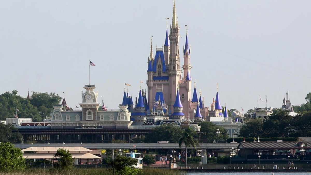 Las ganancias de Disney, el gigante estadounidense del entretenimiento, se vieron significativamente reducidas en el trimestre. Foto: AFP