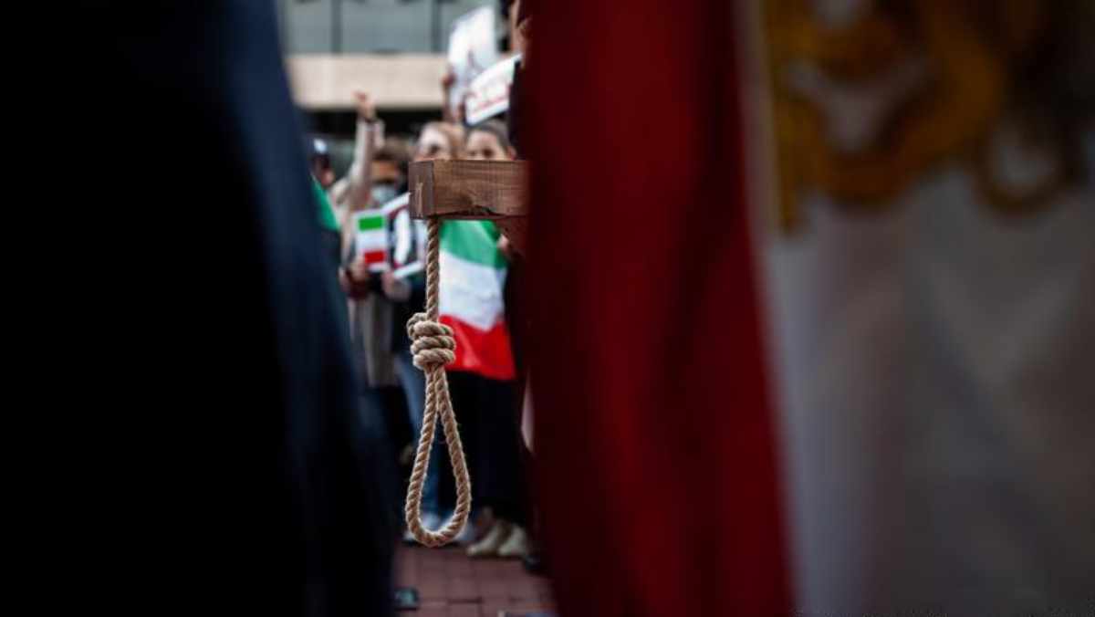 Un tribunal iraní condenó a muerte a un hombre por haber publicado mensajes en internet en apoyo al movimiento de protestas. Foto: AFP