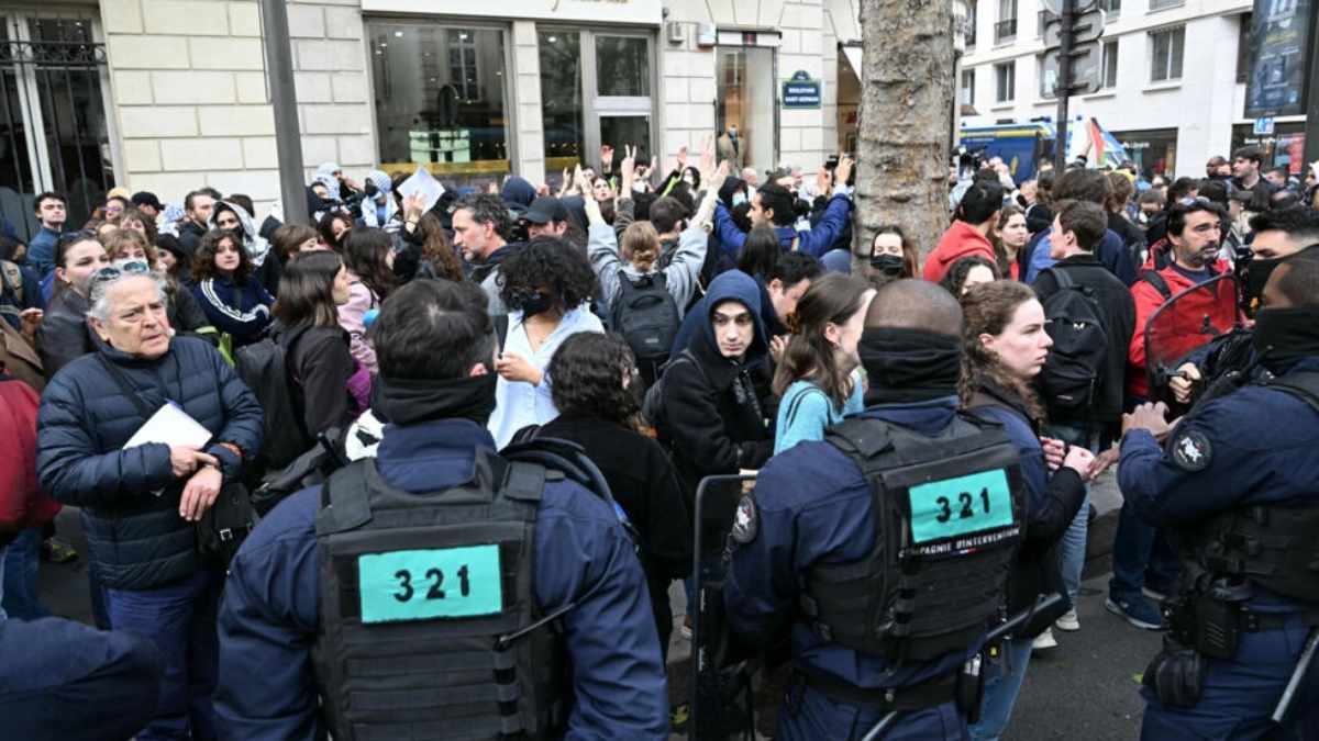 La policía empezó a desalojar a los estudiantes que ocuparon la víspera la prestigiosa universidad Sciences Po Paris. Foto: AFP.