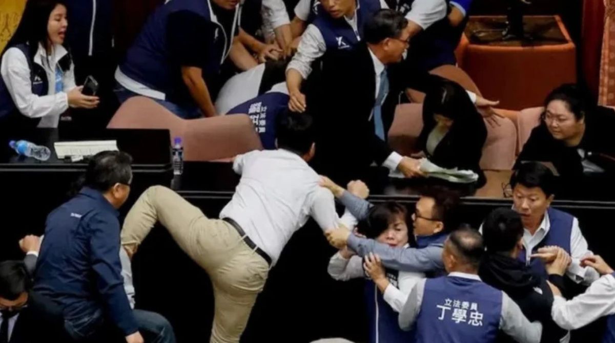 Un legislador de Taiwán se robó un proyecto de ley y huyó del parlamento